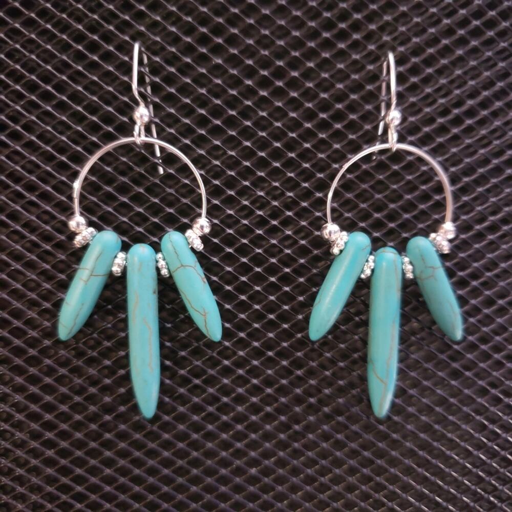 Graduated dyed howlite and silver hoop earrings